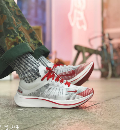 運動鞋比皮鞋大一碼還是小一碼？