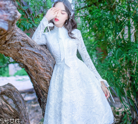 春天穿什么款式連衣裙好看？讓你早春美翻天
