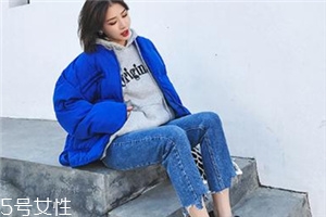 牛仔褲可以配皮鞋嗎？搭出時(shí)尚街拍范兒