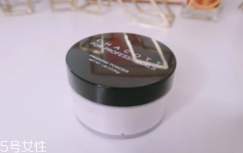 蜜粉能用在嘴唇上嗎？打造啞光唇妝