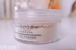 蜜粉能用在嘴唇上嗎？打造啞光唇妝