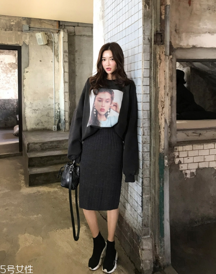黑色針織裙配什么上衣好看？小女人溫柔氣質(zhì)盡顯