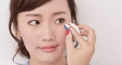 氣墊卡粉浮粉怎么辦？上妝方式換一換