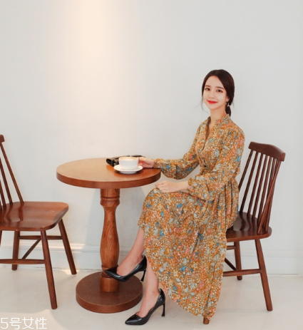 碎花連衣裙搭配什么鞋子？玩轉(zhuǎn)復(fù)古甜美