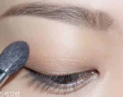 棕色眼影怎么畫好看？作為最后的暈染色
