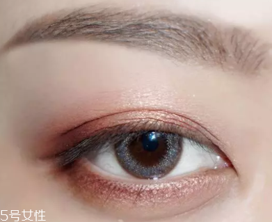 棕色眼影怎么畫好看？作為最后的暈染色