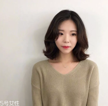 臉大適合什么發(fā)型？微卷波波頭是大臉福音