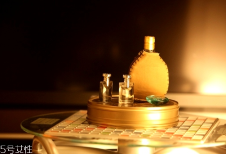 冬天香水噴在哪里最好？涂抹在耳后位置