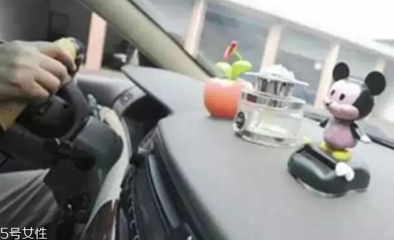男士車里放什么香水好？廣藿香讓人清醒