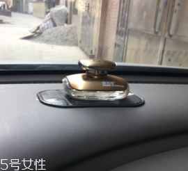 汽車香水座怎么加香水？用滴管注入原瓶