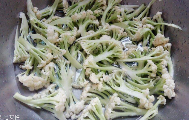 花椰菜怎么切？把整莖切掉最好炒