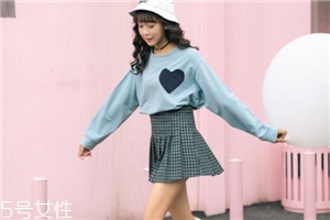 衛(wèi)衣搭配什么裙子好看？春日少女范兒盡顯