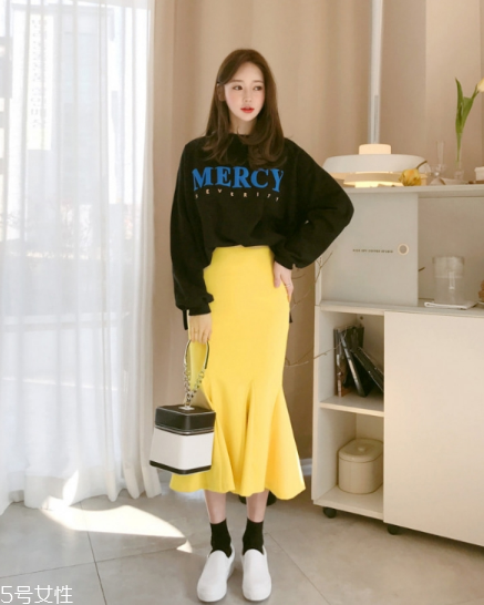 衛(wèi)衣搭配什么裙子好看？春日少女范兒盡顯