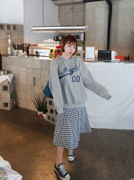 衛(wèi)衣搭配什么裙子好看？春日少女范兒盡顯