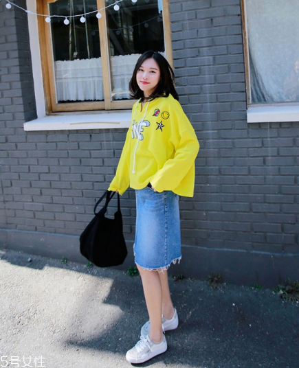 衛(wèi)衣搭配牛仔裙好看嗎？瞬間減齡變少女