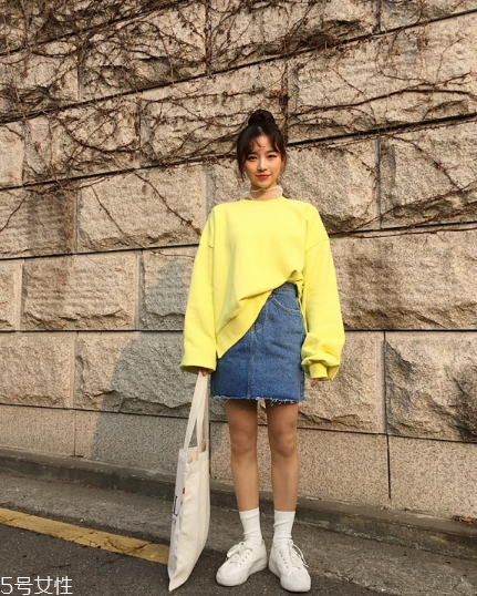 衛(wèi)衣搭配牛仔裙好看嗎？瞬間減齡變少女