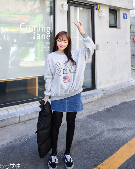 衛(wèi)衣搭配牛仔裙好看嗎？瞬間減齡變少女