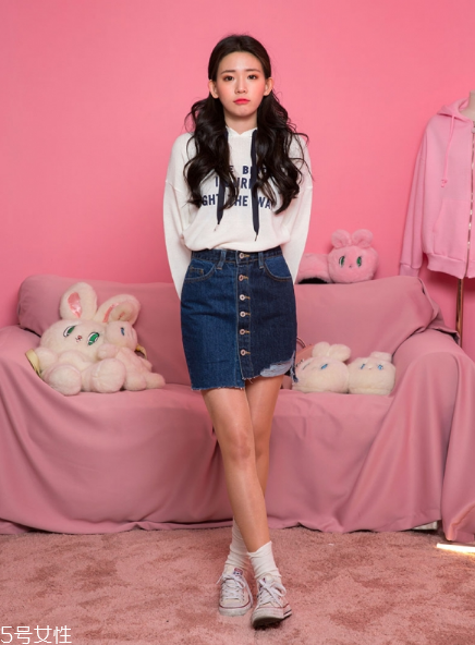 衛(wèi)衣搭配牛仔裙好看嗎？瞬間減齡變少女