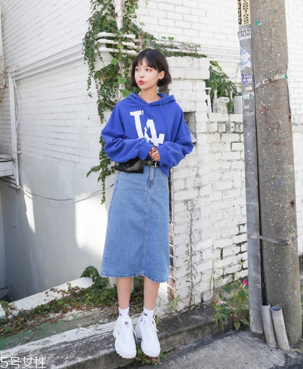 衛(wèi)衣搭配牛仔裙好看嗎？瞬間減齡變少女
