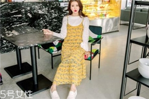 吊帶碎花裙配什么上衣？打造乖乖女形象