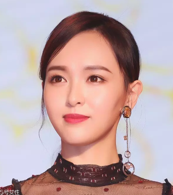 寬額頭適合什么劉海？2018額頭寬劉海圖片