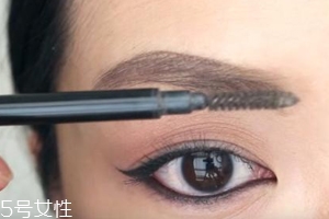 眉膠干了怎么辦？加水稀釋一下