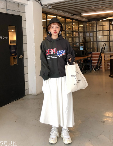 衛(wèi)衣搭配長(zhǎng)裙好看嗎？早春凹足造型感