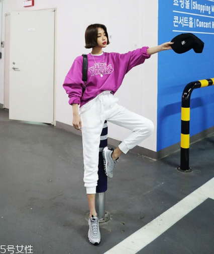 紫色衛(wèi)衣怎么搭配？流行色助你成為時尚女王