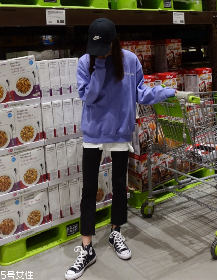 紫色衛(wèi)衣怎么搭配？流行色助你成為時尚女王