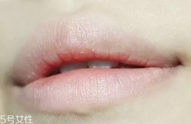 唇彩怎么涂好看？用下唇暈染上唇更好看