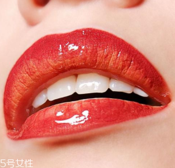 唇彩有點干了怎么辦？加礦泉水稀釋