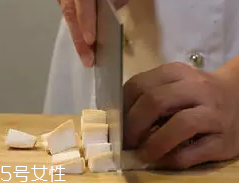 杏鮑菇怎么洗才干凈？鹽水泡泡輕松去污