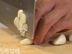 杏鮑菇怎么洗才干凈？鹽水泡泡輕松去污