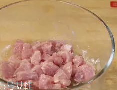 杏鮑菇怎么洗才干凈？鹽水泡泡輕松去污