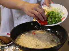 杏鮑菇怎么洗才干凈？鹽水泡泡輕松去污