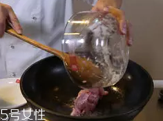 杏鮑菇怎么洗才干凈？鹽水泡泡輕松去污