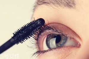 睫毛膏暈染到下眼皮怎么辦？用棉簽蘸取卸妝水擦掉