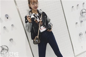 牛仔褲和休閑褲哪個好看？各有各的特色
