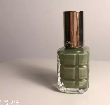 綠色指甲油配什么顏色？裸色和巧克力色是絕配