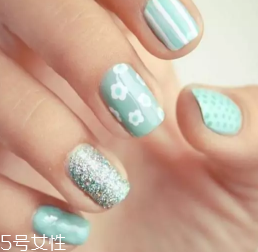 綠色指甲油顯手黑嗎？反光深綠色適合黃皮