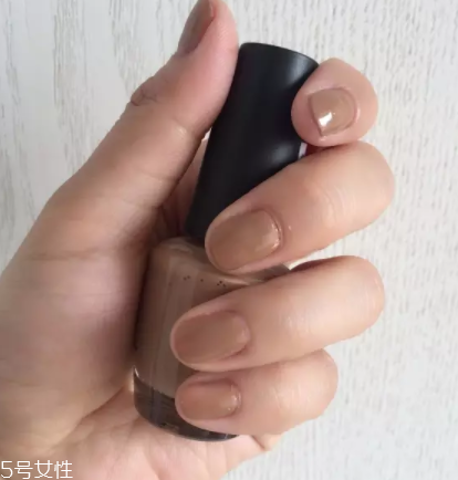 綠色指甲油顯手黑嗎？反光深綠色適合黃皮