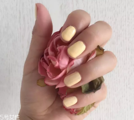 綠色指甲油顯手黑嗎？反光深綠色適合黃皮