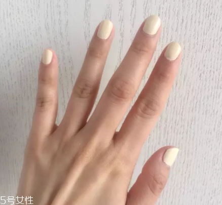 綠色指甲油顯手黑嗎？反光深綠色適合黃皮