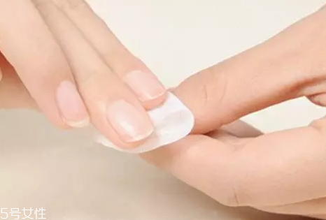 指甲油膠水怎么樣洗掉？在家卸甲油膠的4個步驟