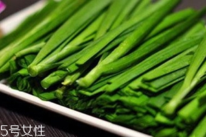韭菜沒熟吃了會(huì)怎么樣？生韭菜很辛辣