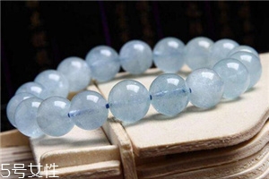 藍(lán)水晶戴哪只手？不同場(chǎng)合有講究