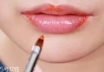 口紅干了嘴脫皮怎么辦？4步打造水潤(rùn)雙唇