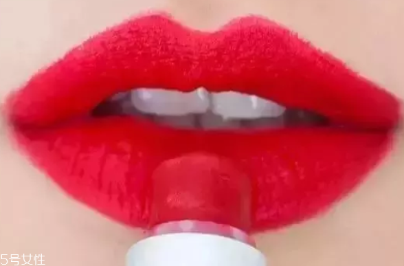 口紅干了嘴脫皮怎么辦？4步打造水潤(rùn)雙唇