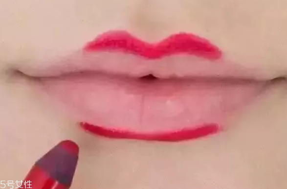 口紅干了嘴脫皮怎么辦？4步打造水潤(rùn)雙唇