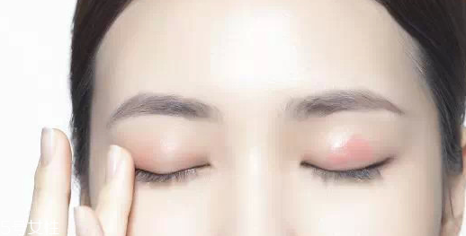 怎么用口紅畫眼影？兩步畫好眼妝